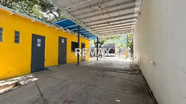 TERRENO CON BIENHECHURIAS EN PLENA AV 31 DE JULIO - 6