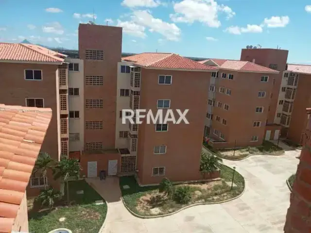 SE ALQUILA APARTAMENTO EN SAN ROMAN