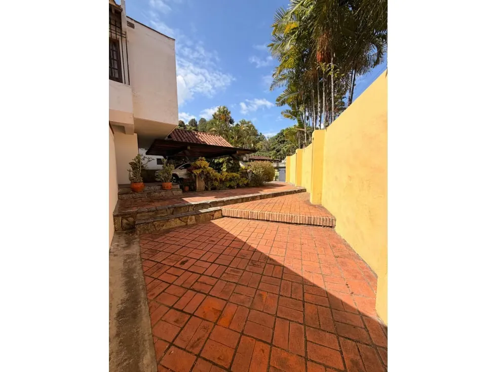 Imponente Casa en Venta ubicada en Prados del Este - 2