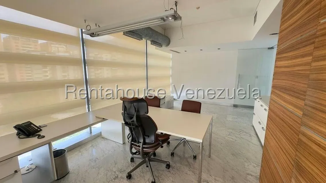 Local Comercial en Alquiler en Los Dos Caminos, Distrito Metropolitano - 2