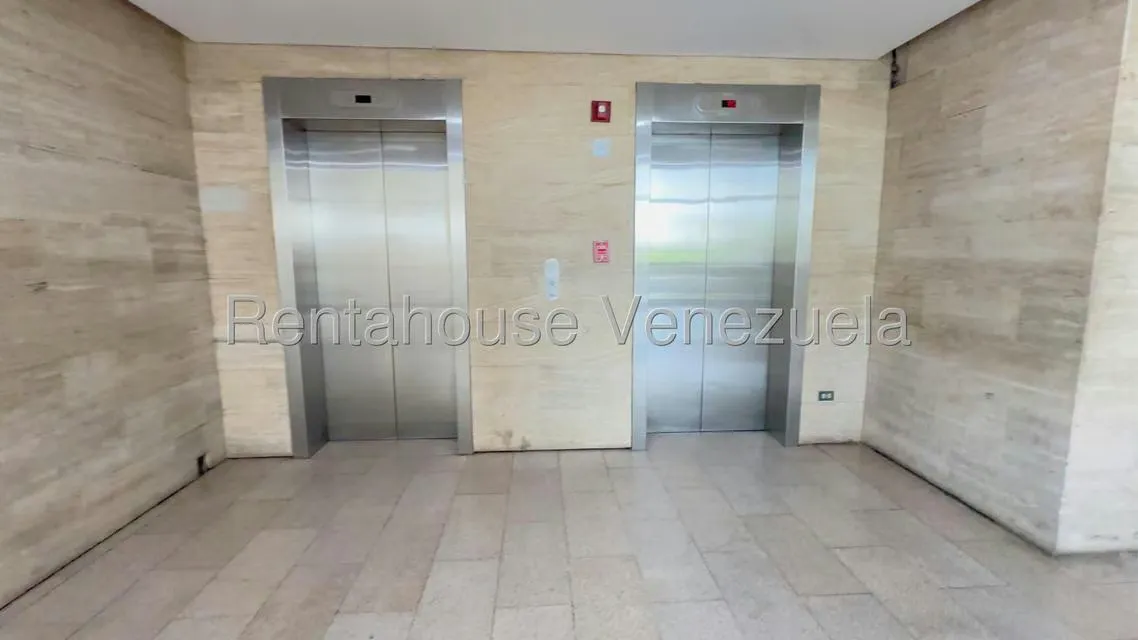 Local Comercial en Alquiler en Los Dos Caminos, Distrito Metropolitano - 25