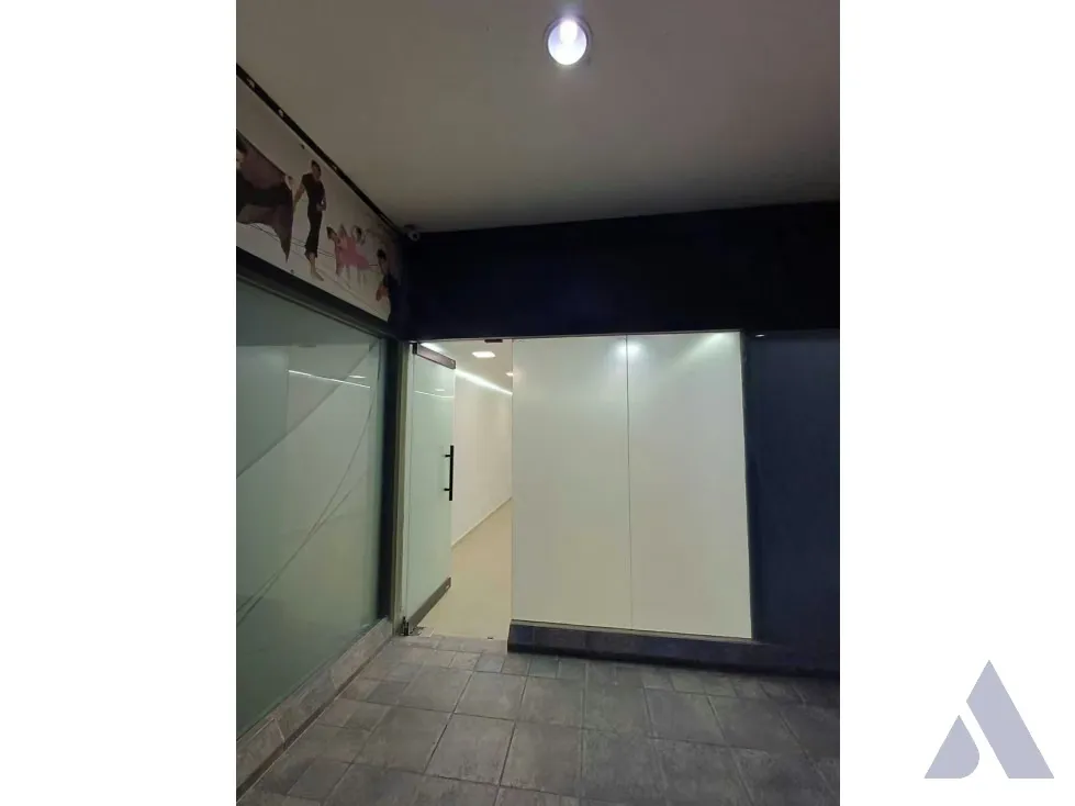 Se alquila local 34m2 Los Samanes 9858 - 11