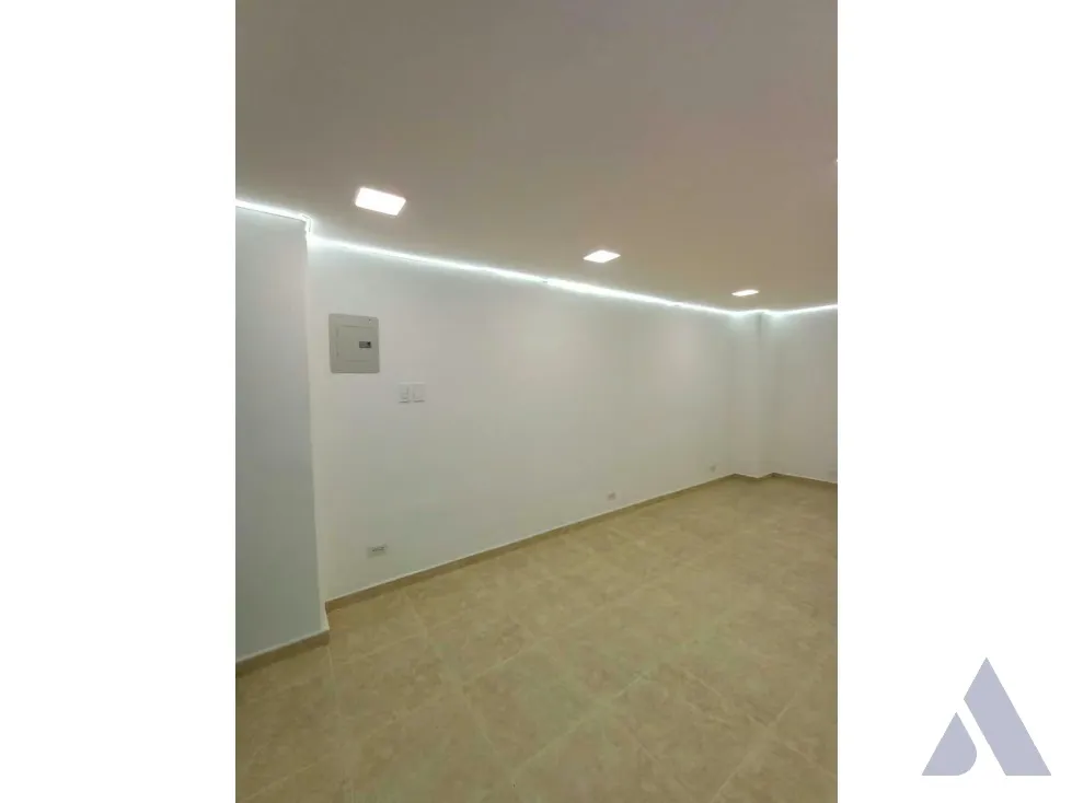 Se alquila local 34m2 Los Samanes 9858 - 12