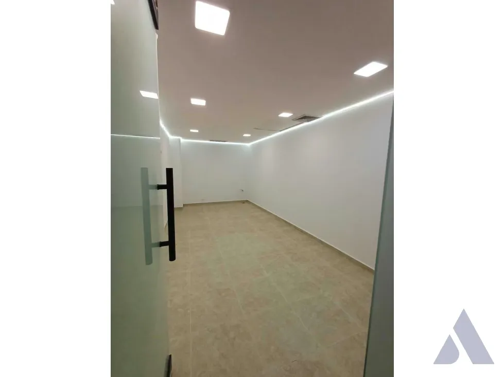 Se alquila local 34m2 Los Samanes 9858 - 14
