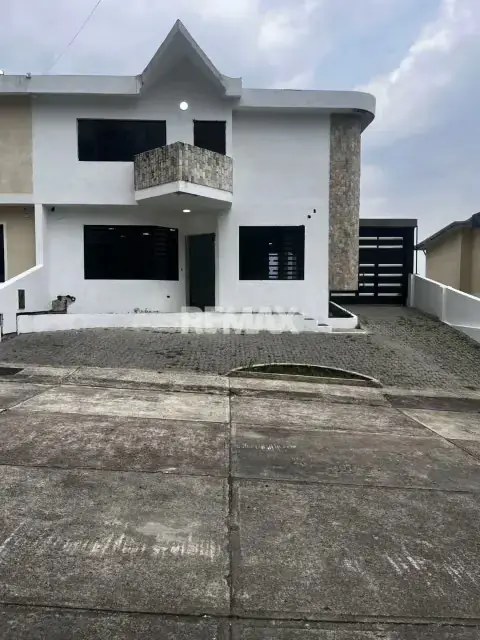 MAGNÍFICA CASA EN OBRA GRIS AVANZADA
