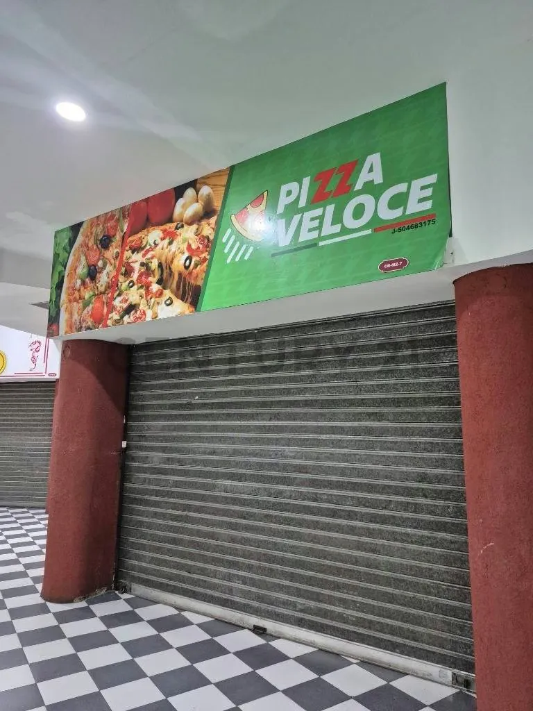 Local 72m2 en Feria C.C. Puente Real: Listo para Operar