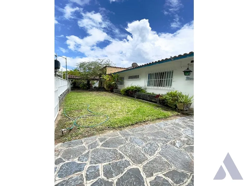 Se vende casa 311m2 Prados del Este 5137