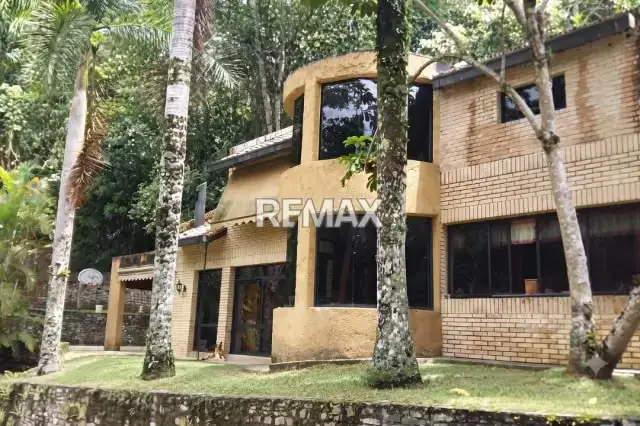 Casa en venta con financiamiento Urb Monte Claro Laguna, 500Mt2,4H,5B,6E 26-54