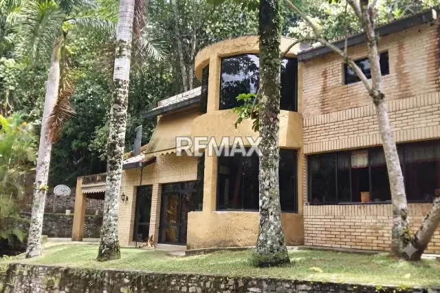 Casa en venta con financiamiento Urb Monte Claro Laguna, 500Mt2,4H,5B,6E 26-54