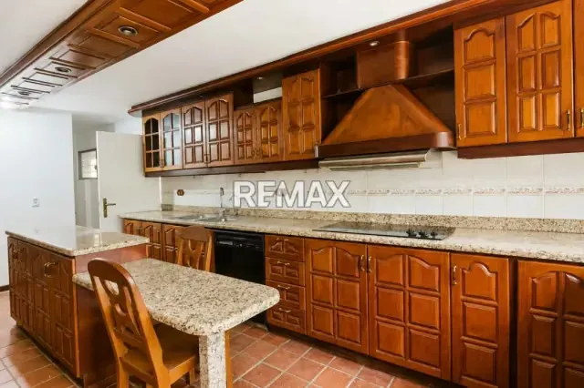 Casa en venta con financiamiento Urb Monte Claro Laguna, 500Mt2,4H,5B,6E 26-54 - 4