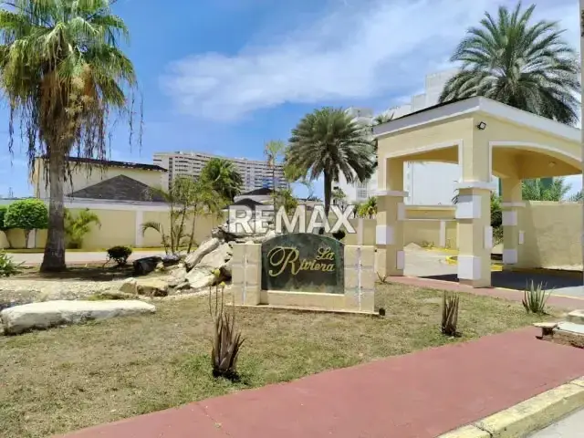 Apartamento en Alquiler en la Urbanización Dumar, La Riviera: Confort, Seguridad y Mar a 50m