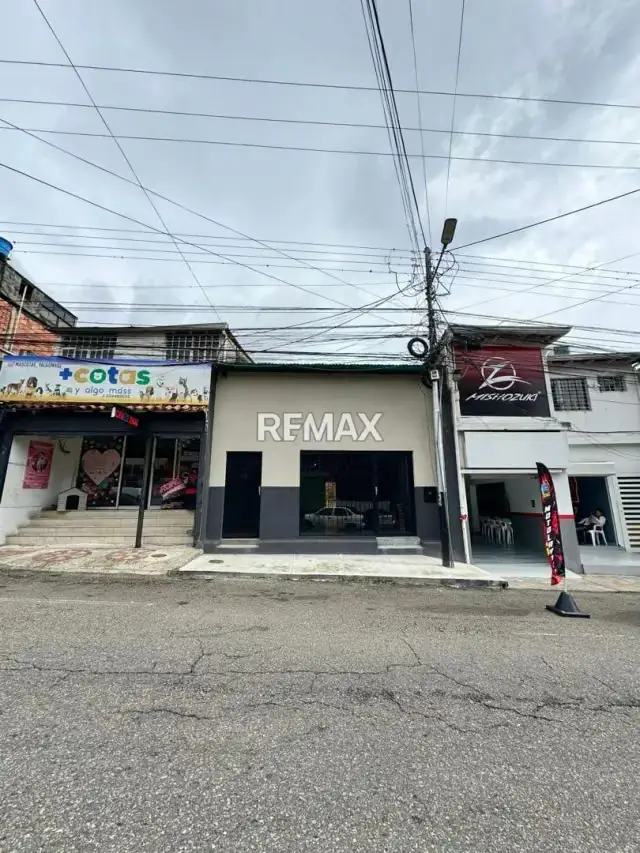 EN VENTA Espectacular local comercial ubicado en la zona más dinámica de la ciudad, justo frente a la icónica Pizzería La Cotorra