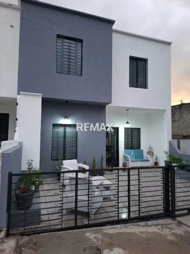 CASA DE LUJO EN VENTA EN URB BRISAS DE PARAMILLO