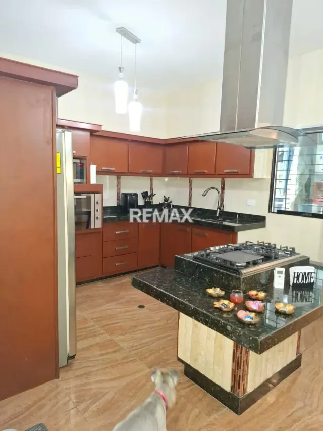 CASA DE LUJO EN VENTA EN URB BRISAS DE PARAMILLO - 2