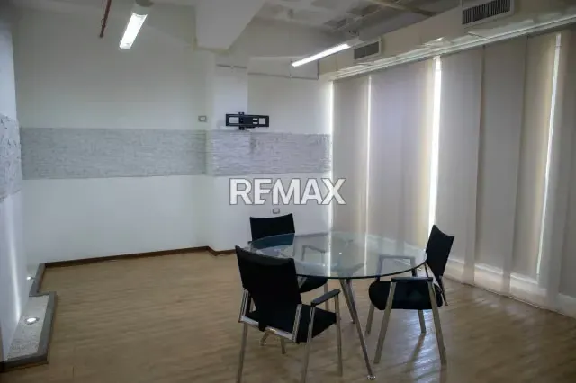 Oficina en alquiler torre 2073 - 4