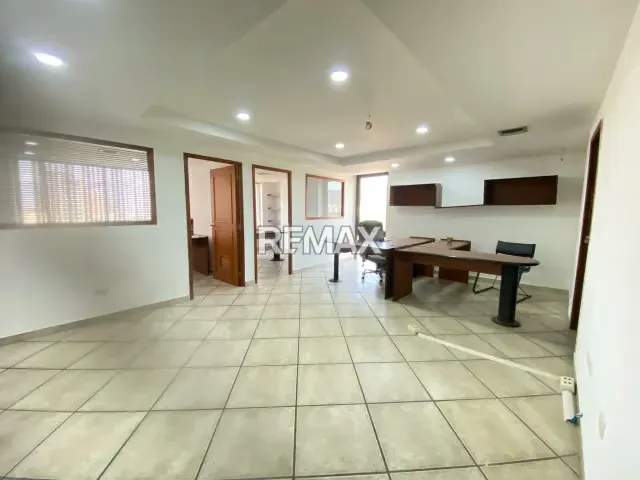 Amplia Oficina en la Av Bolívar Norte