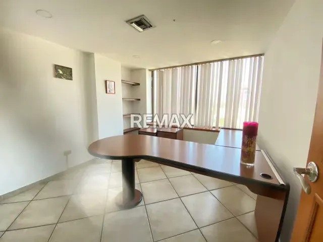 Amplia Oficina en la Av Bolívar Norte - 5