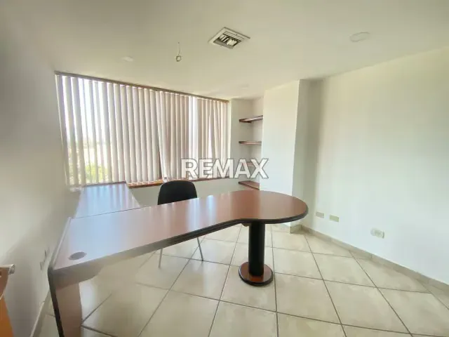 Amplia Oficina en la Av Bolívar Norte - 6
