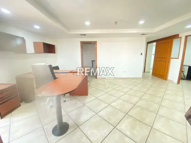 Amplia Oficina en la Av Bolívar Norte - 7