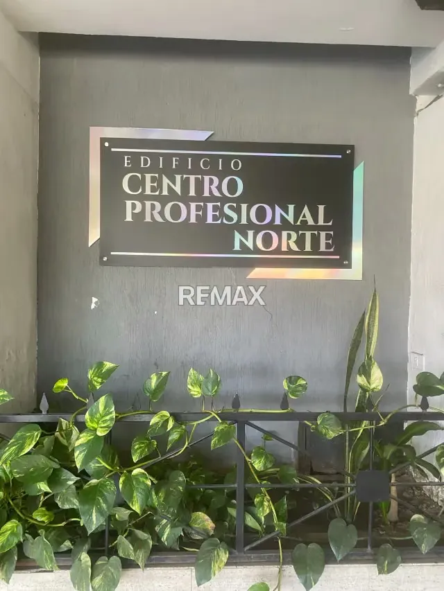 Amplia Oficina en la Av Bolívar Norte - 10