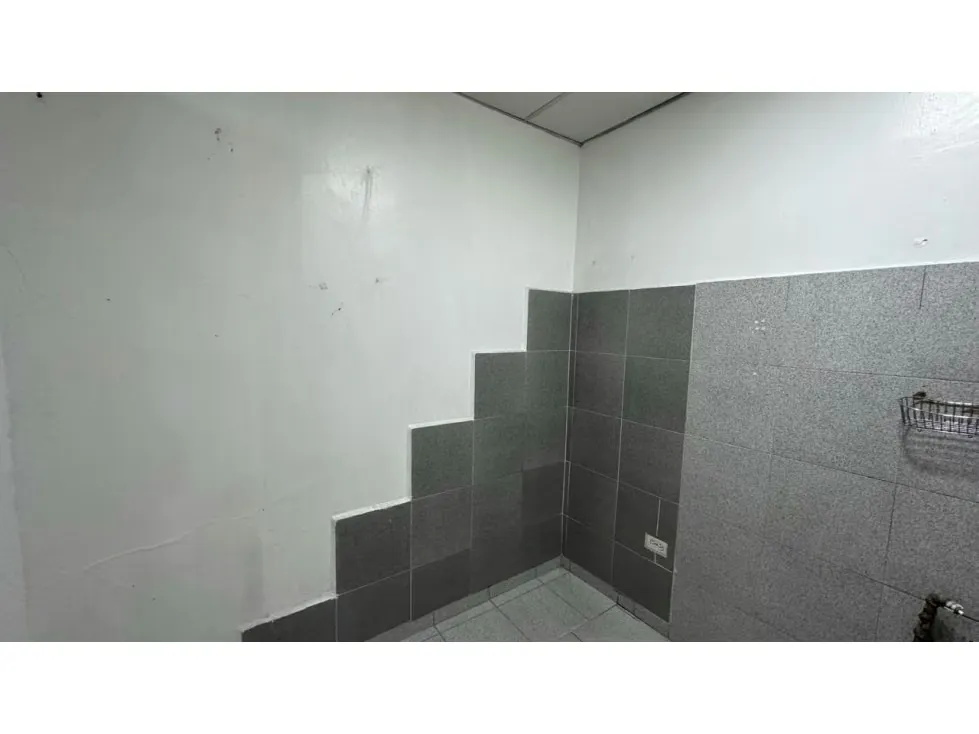 Alquilo local comercial 66m2 C. C. Plaza Páez El Paraiso 7610 - 12