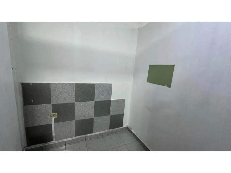Alquilo local comercial 66m2 C. C. Plaza Páez El Paraiso 7610 - 13