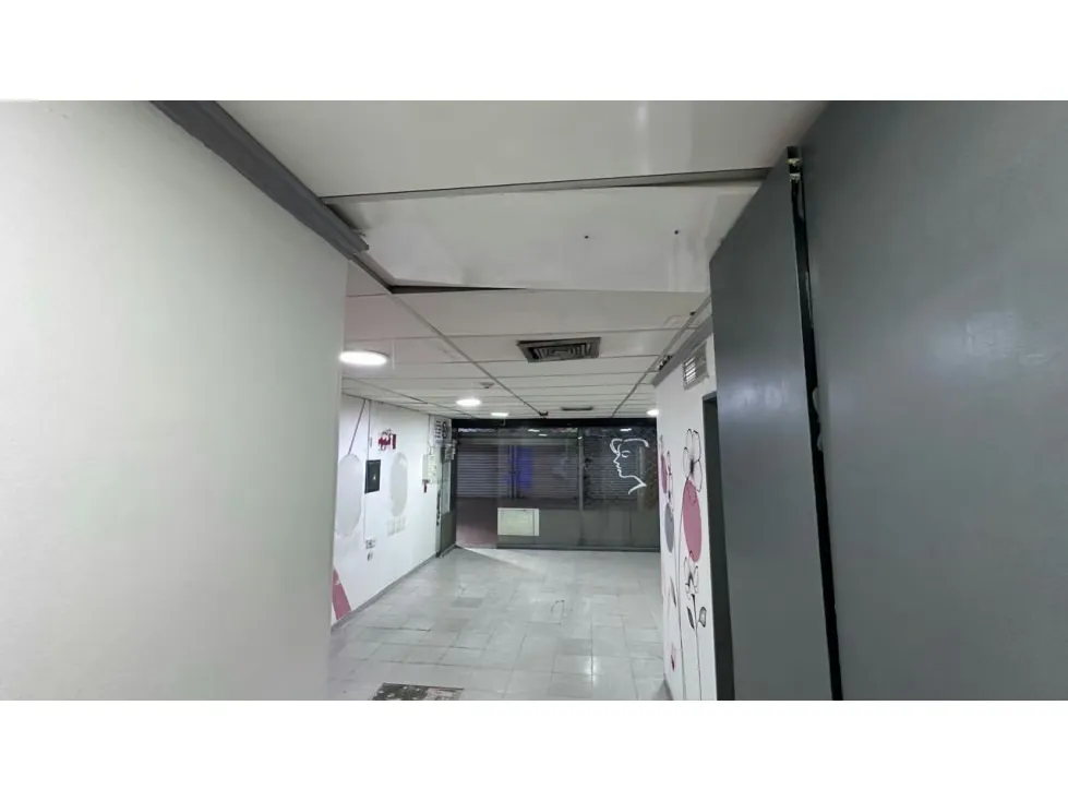 Alquilo local comercial 66m2 C. C. Plaza Páez El Paraiso 7610 - 8