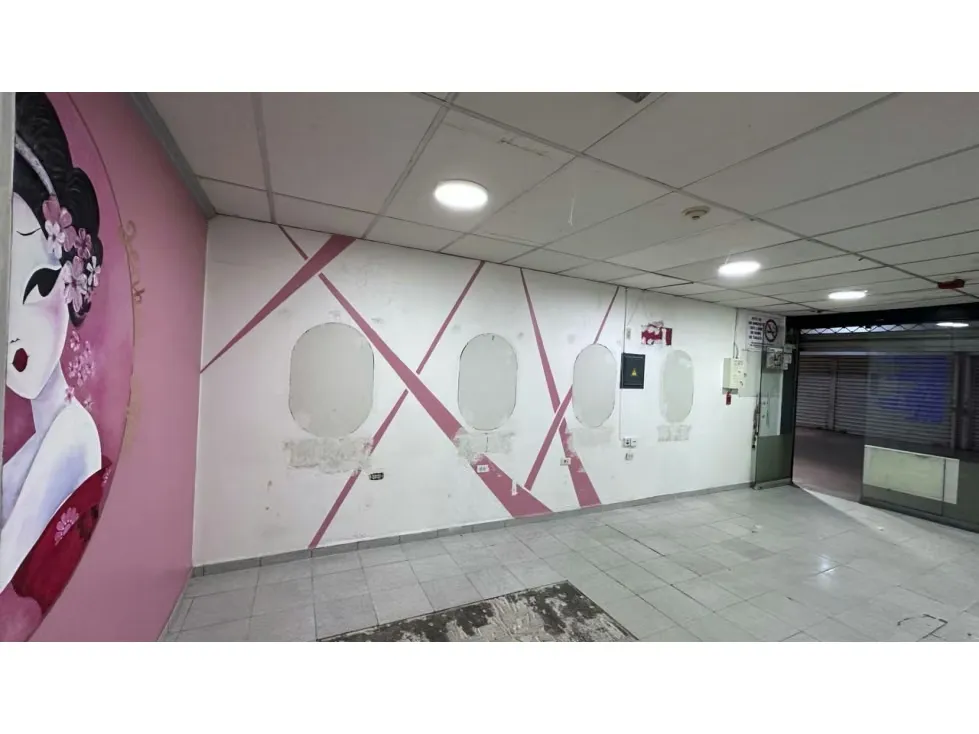 Alquilo local comercial 66m2 C. C. Plaza Páez El Paraiso 7610 - 9