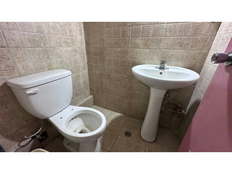 Alquilo local comercial 66m2 C. C. Plaza Páez El Paraiso 7610 - 10