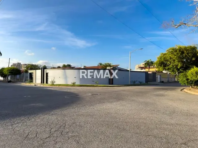 EN VENTA EXCLUSIVA CASA MODERNA Y MINIMALISTA CON PISCINA EN LA URBANIZACIÓN PLAYA EL ÁNGEL - 20