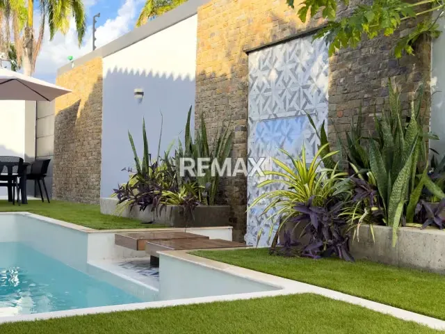 EN VENTA EXCLUSIVA CASA MODERNA Y MINIMALISTA CON PISCINA EN LA URBANIZACIÓN PLAYA EL ÁNGEL - 2