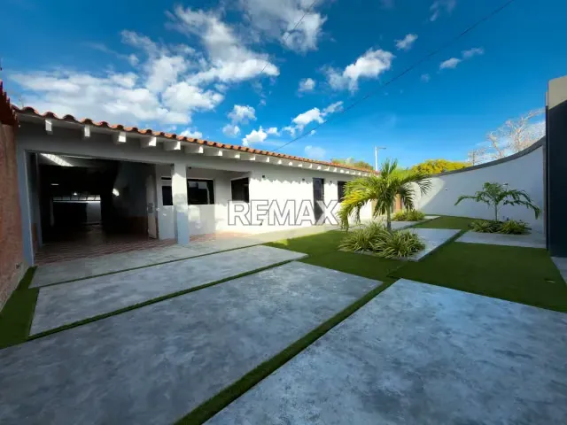 EN VENTA EXCLUSIVA CASA MODERNA Y MINIMALISTA CON PISCINA EN LA URBANIZACIÓN PLAYA EL ÁNGEL - 3