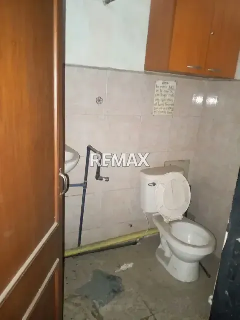 Oportunidad en alquilar en el mejor punto de Barquisimeto para venta de repuestos de carros - 4