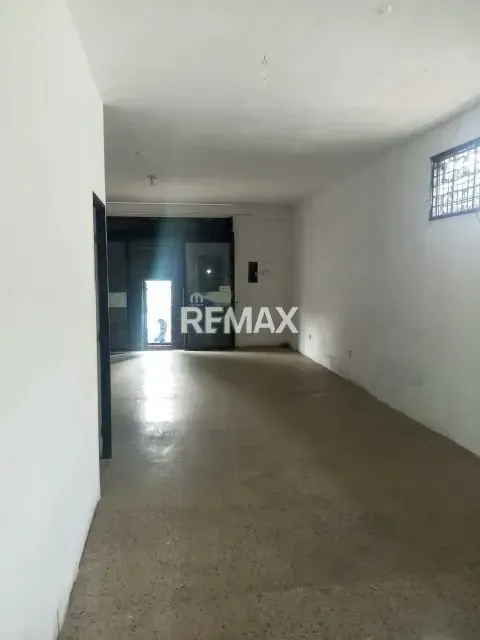 Oportunidad en alquilar en el mejor punto de Barquisimeto para venta de repuestos de carros - 5
