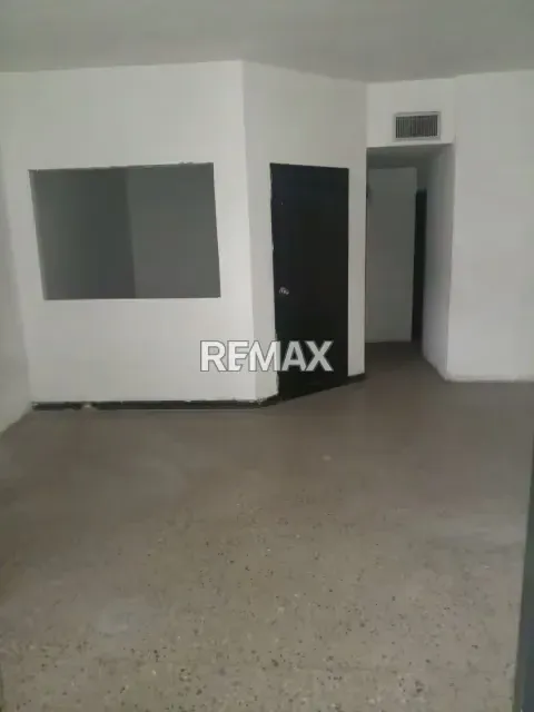 Oportunidad en alquilar en el mejor punto de Barquisimeto para venta de repuestos de carros - 6