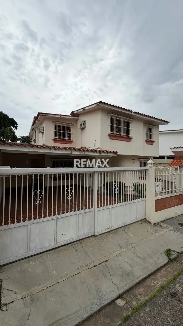 Casa a Remodelar Urb Prebo II Calle Cerrada con Vigilancia - 2