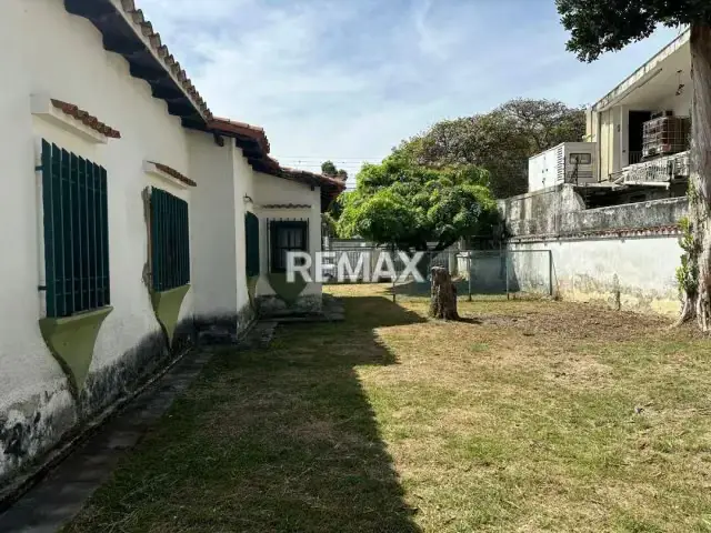 ALQUILER DE CASA UBICADA EN ZONA COMERCIAL DE LA URB. EL VIÑEDO. (6,4,15)