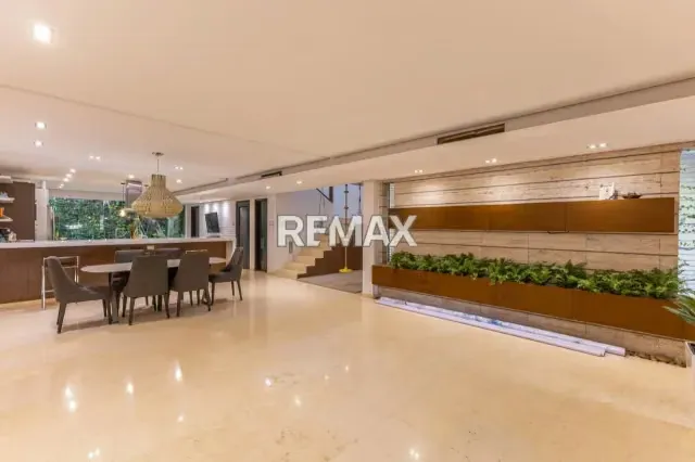 VENDE THOWNHOUSE EN PUERTO BANUS