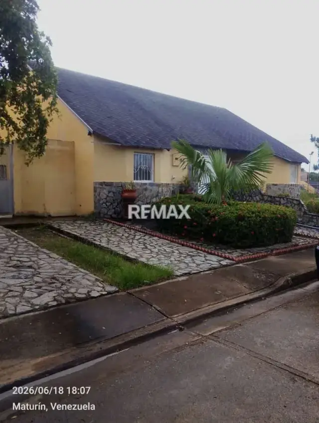 Se Vende Casa en la Zona Industrial, condominio Valle Grande.