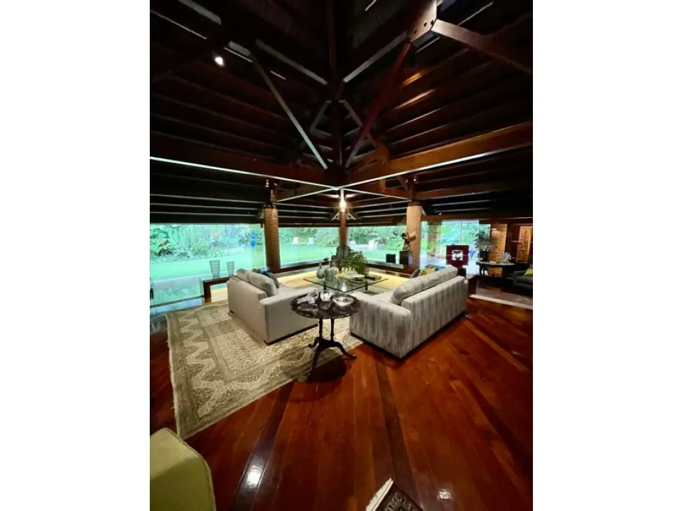 Vendo Bella Casa en Country Club