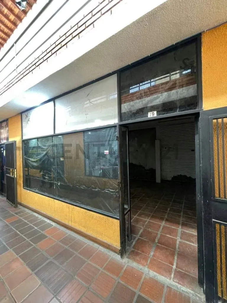 Century 21 ofrece en alquiler Local en el CC Paseo Colonial en Barcelona - 3