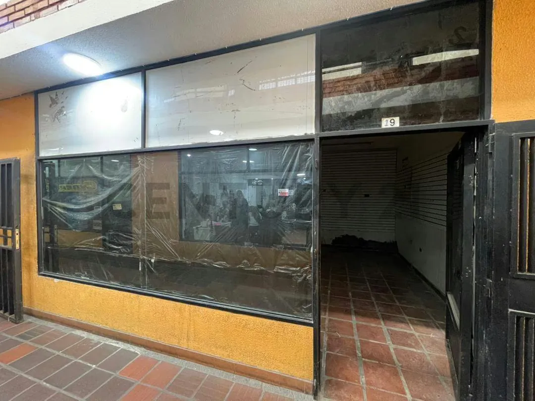 Century 21 ofrece en alquiler Local en el CC Paseo Colonial en Barcelona - 9