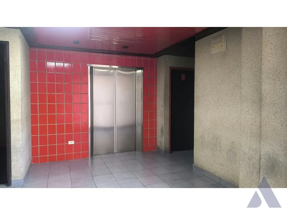 Vendo local/oficina a pie de calle 215m2 La Urbina 8550 - 2