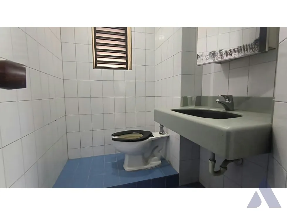 Vendo local/oficina a pie de calle 215m2 La Urbina 8550 - 18