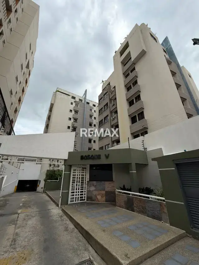 BELLO PENTHOUSE EN ALQUILER EN URB. EL BOSQUE