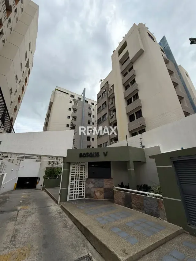 BELLO PENTHOUSE EN ALQUILER EN URB. EL BOSQUE