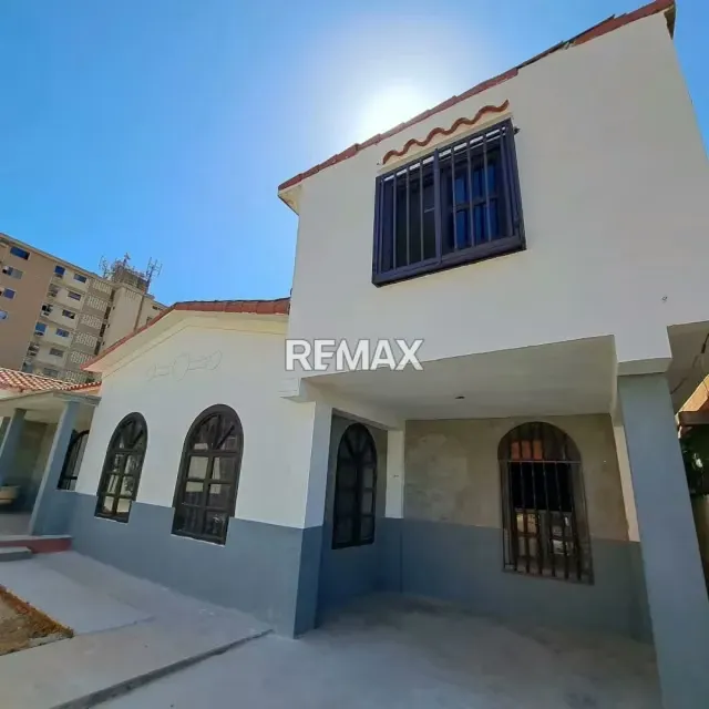 CASA COMERCIAL EN VENTA EN SECTOR TIERRA NEGRA, C.C. AVENTURA - 2