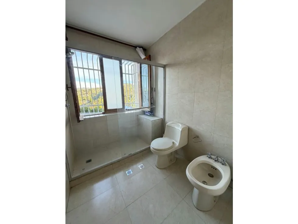 Vendo casa para remodelar 900m2 Colinas de Tamanaco 7221 - 21