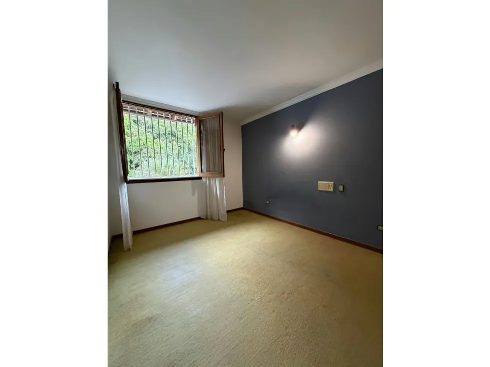 Vendo casa para remodelar 900m2 Colinas de Tamanaco 7221 - 23