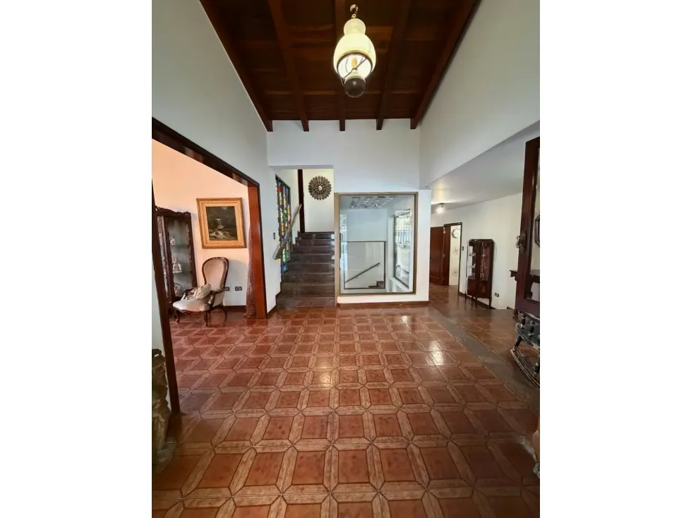 Vendo casa para remodelar 900m2 Colinas de Tamanaco 7221 - 4